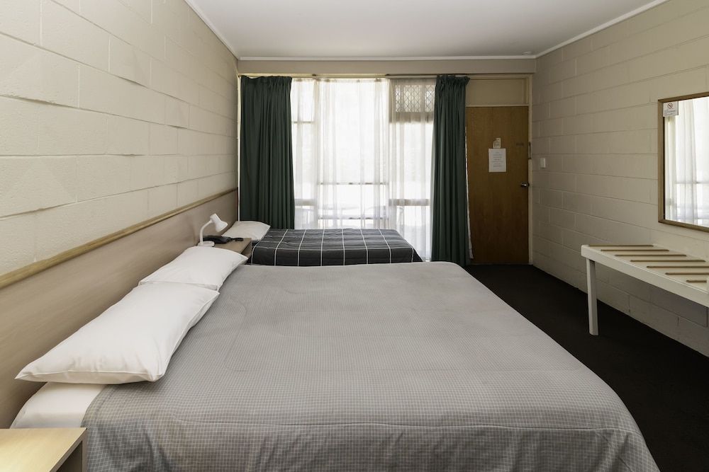 The Prince Mark Motor Inn Triple Room 8