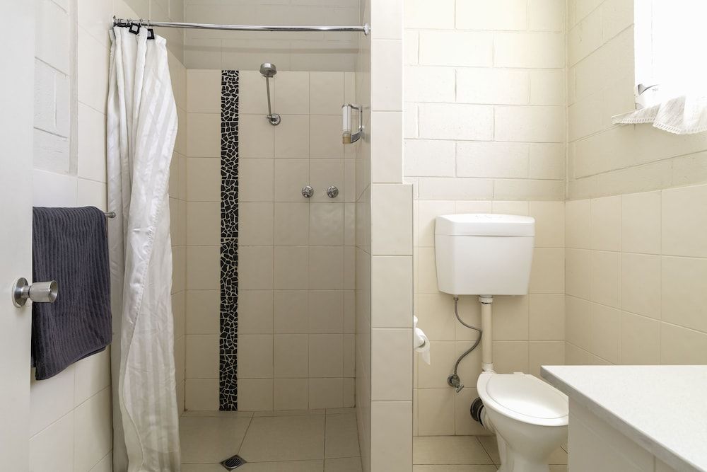 The Prince Mark Motor Inn Triple Room 12