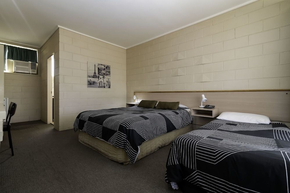 The Prince Mark Motor Inn Triple Room 5