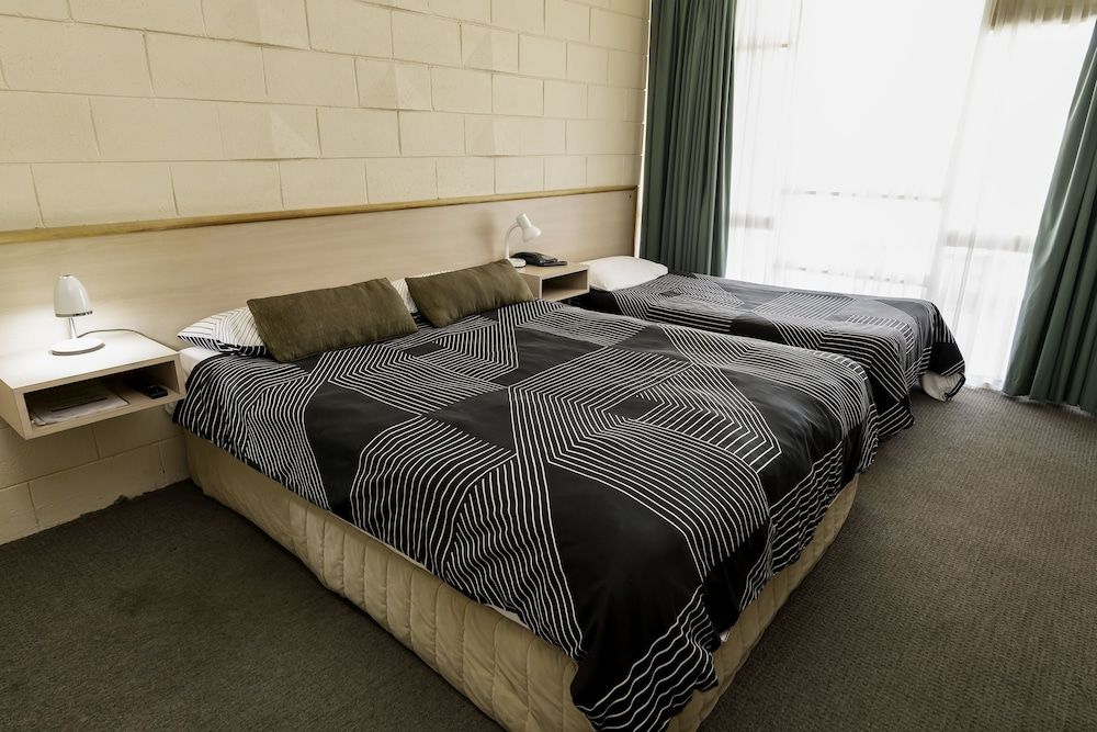 The Prince Mark Motor Inn Triple Room 6