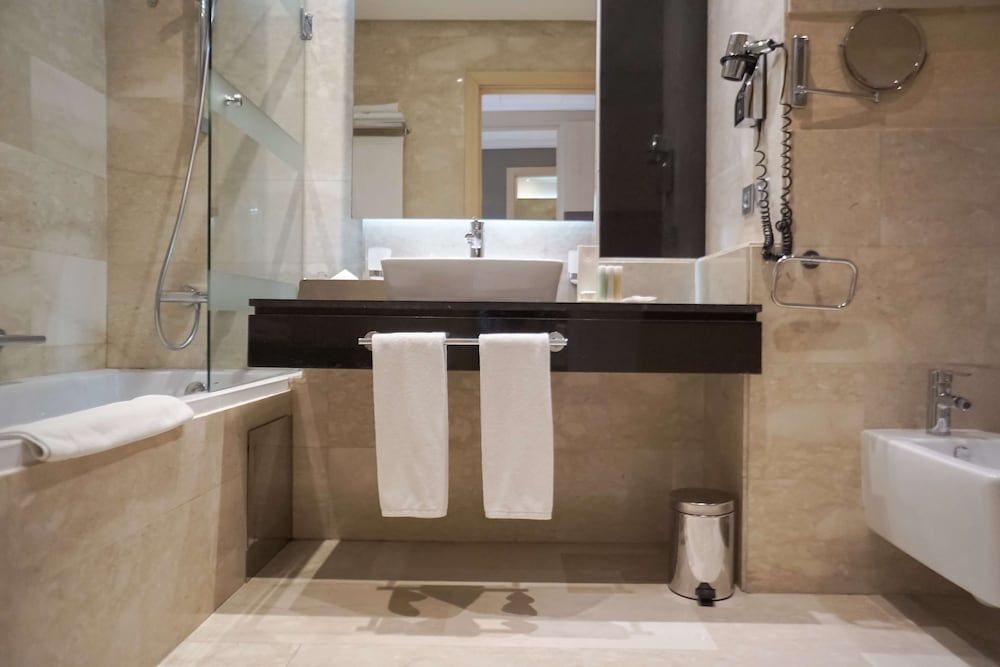 Royal Tulip City Center Tanger Deluxe Room, 2 Queen Beds, Ocean View 8