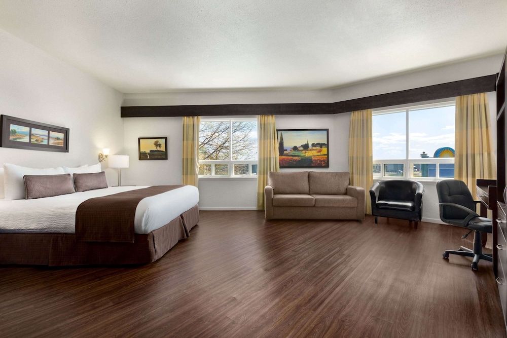 Suite, 1 King Bed, Non Smoking, Ground Floor