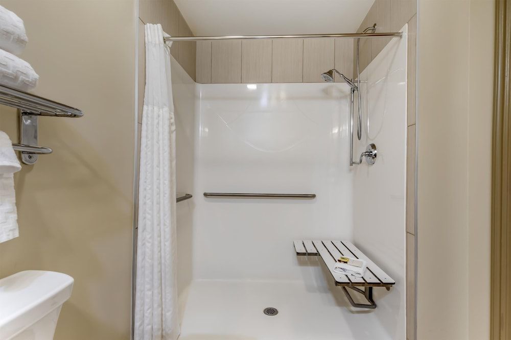 Best Western Plus Moose Jaw Standard Room, 1 King Bed, Accessible, Kitchenette 4