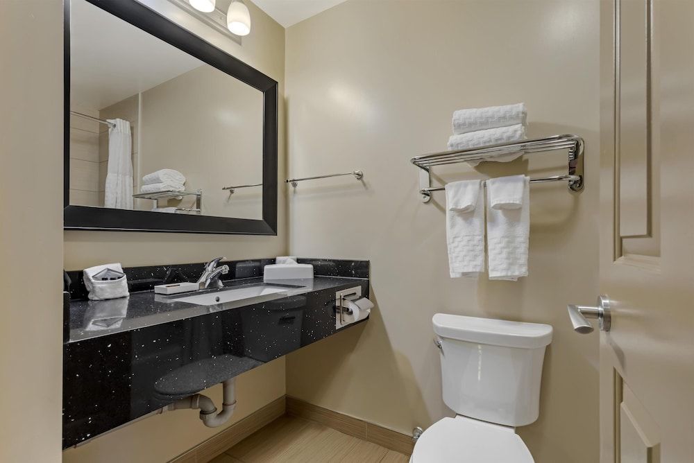 Best Western Plus Moose Jaw Suite, 1 King Bed, Non Smoking, Jetted Tub 4