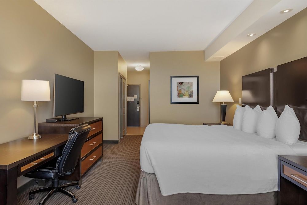 Best Western Plus Moose Jaw Standard Room, 1 King Bed, Accessible, Kitchenette 2