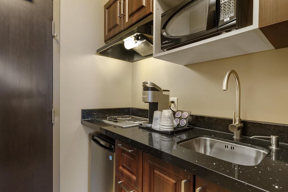 Best Western Plus Moose Jaw Standard Room, 1 King Bed, Non Smoking, Kitchenette 4