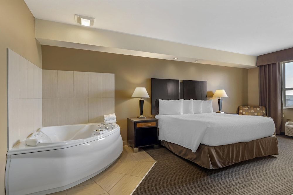 Best Western Plus Moose Jaw Suite, 1 King Bed, Non Smoking, Jetted Tub 3