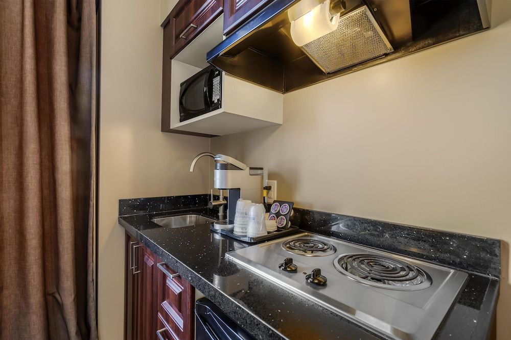 Best Western Plus Moose Jaw Standard Room, 1 King Bed, Accessible, Kitchenette 3