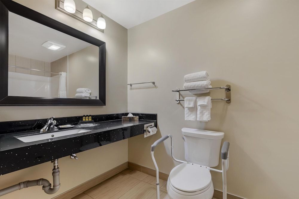 Best Western Plus Moose Jaw Standard Room, 1 King Bed, Accessible, Kitchenette 5