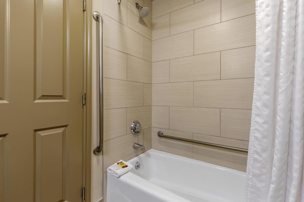 Best Western Plus Moose Jaw Standard Room, 1 King Bed, Non Smoking, Kitchenette 6