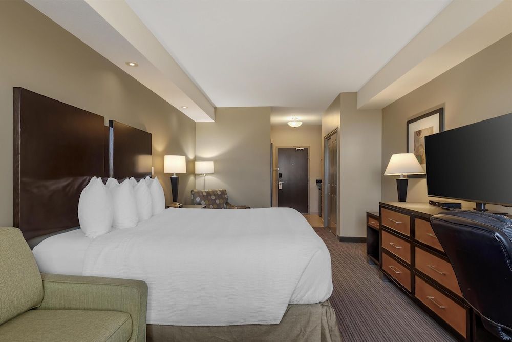 Best Western Plus Moose Jaw Standard Room, 1 King Bed, Non Smoking, Kitchenette 3