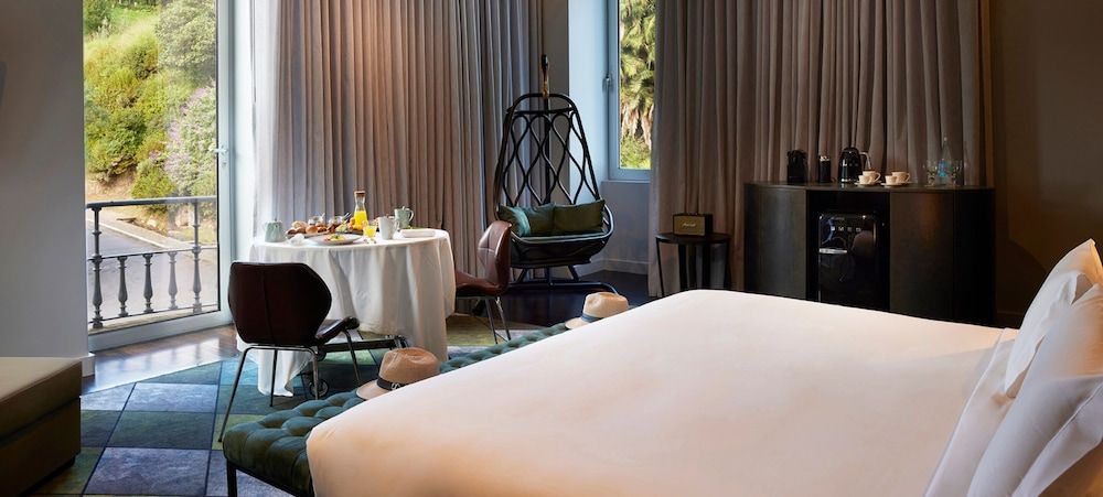 Octant Furnas Master Room 9