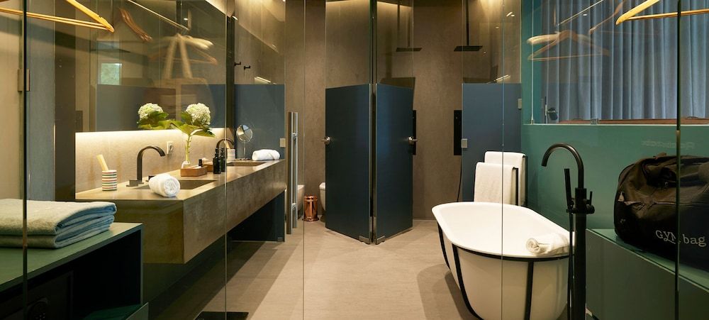 Octant Furnas Master Room 12