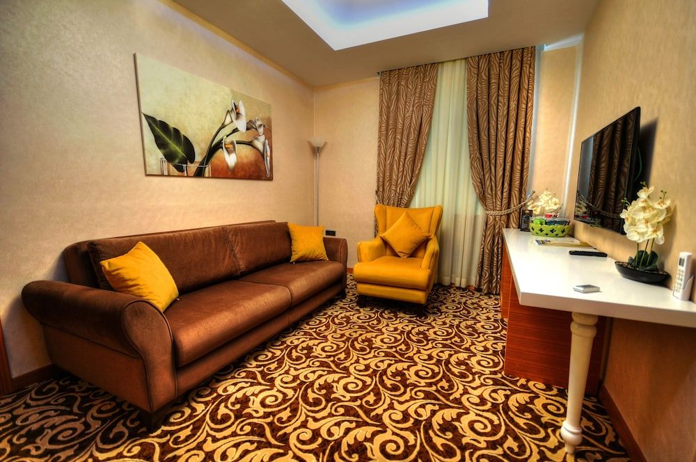 Golden Deluxe Hotel Suite 12