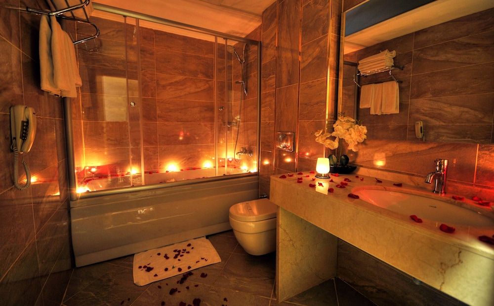 Golden Deluxe Hotel Suite 7