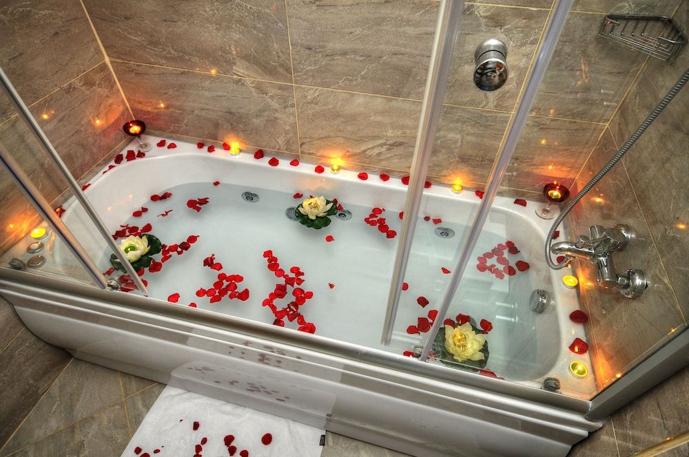 Golden Deluxe Hotel Suite 8