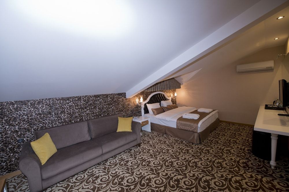 Golden Deluxe Hotel Suite 2