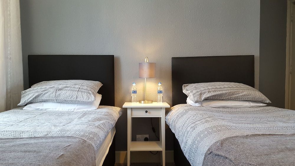 The Bugle Inn Twin Room (Room 1) 3