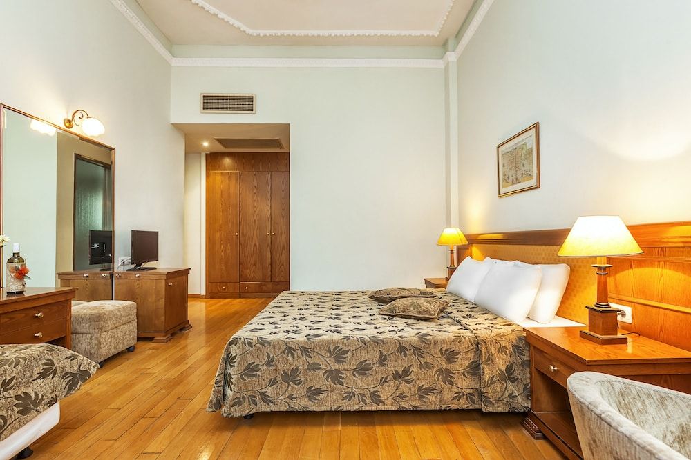 Minerva Premier Hotel Standard Triple Room 3