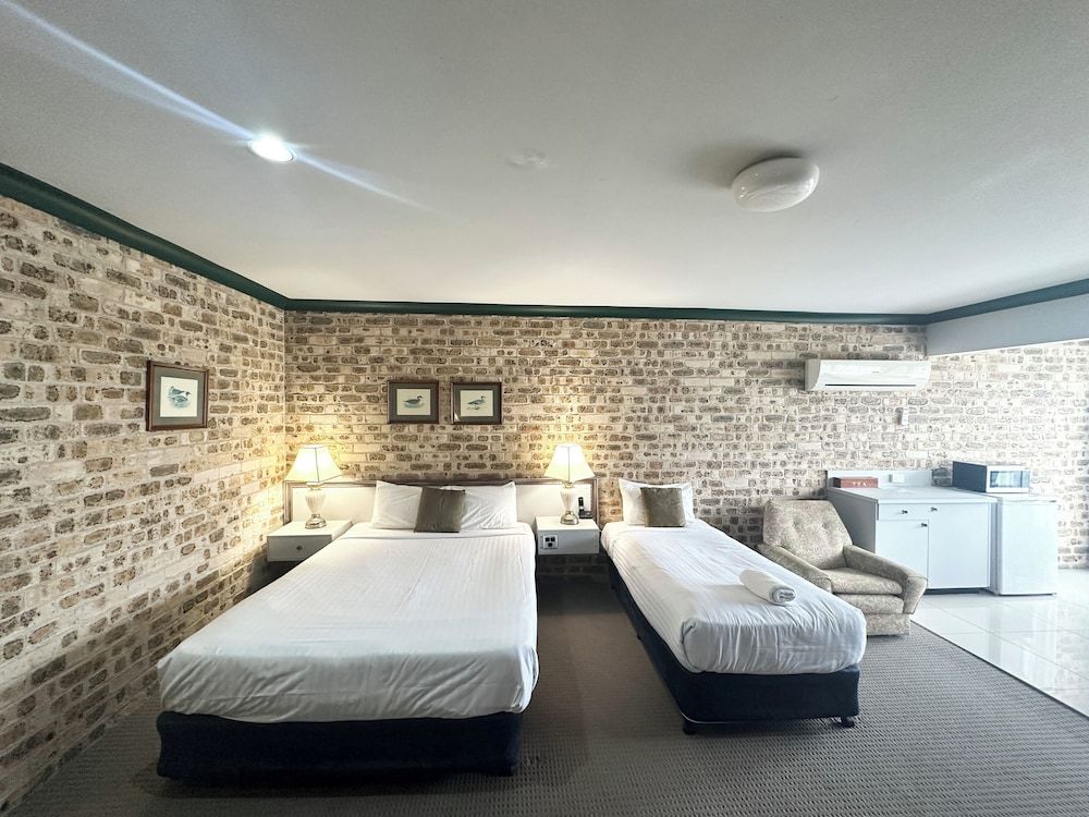 Airport Motel Sir Francis Drake Standard 2 Bedroom Family Room 4