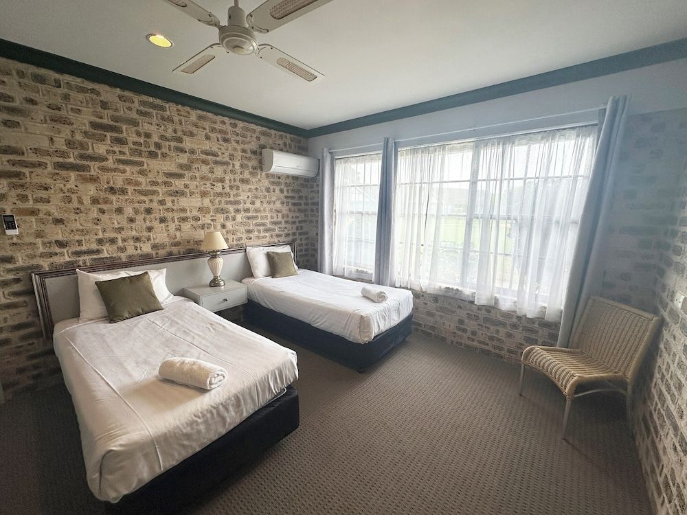 Airport Motel Sir Francis Drake Standard 2 Bedroom Family Room 3