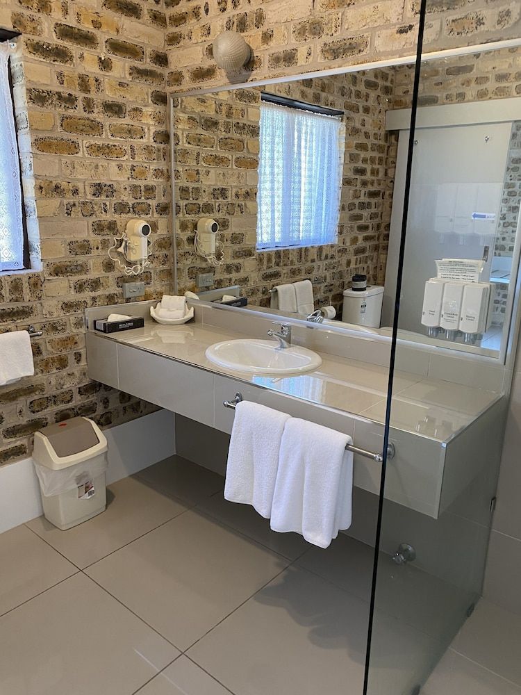 Airport Motel Sir Francis Drake Standard 2 Bedroom Family Room 8