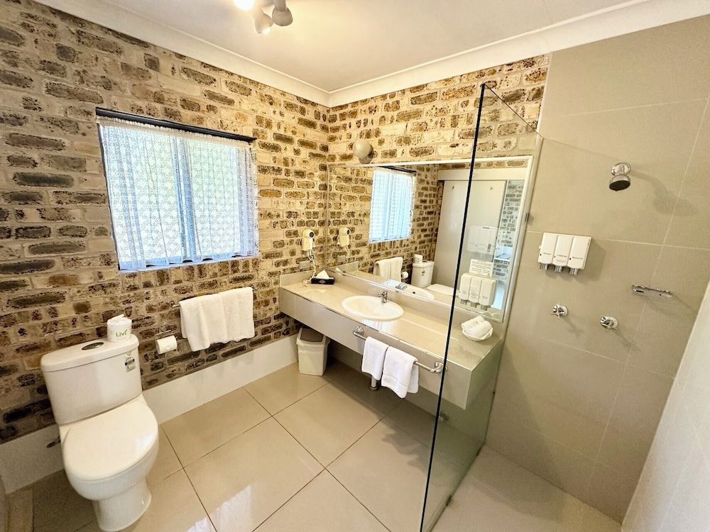 Airport Motel Sir Francis Drake Standard 2 Bedroom Family Room 7