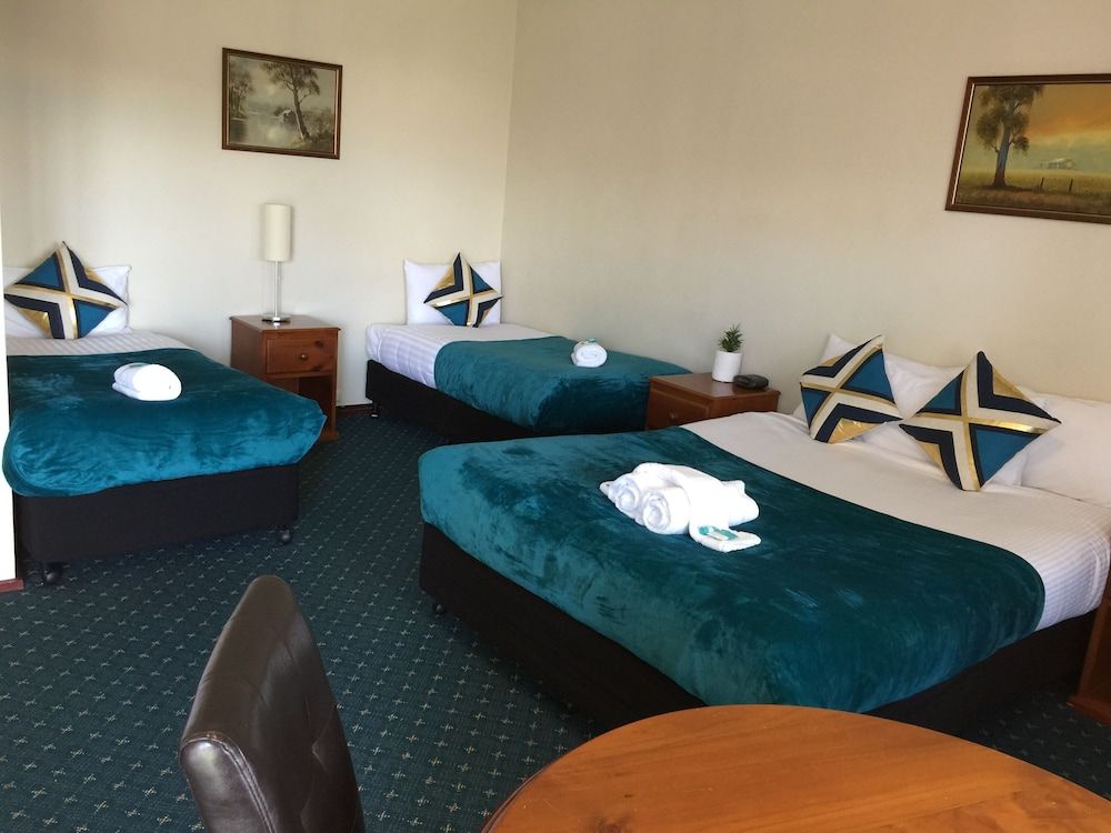 Nowra Motor Inn Family Room (1 Queen, 2 Singles) 4