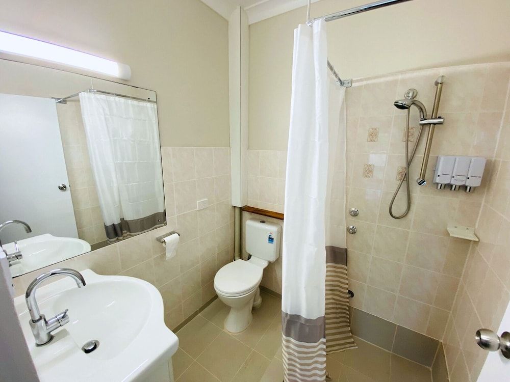 Nowra Motor Inn Family Room (1 Queen, 2 Singles) 8