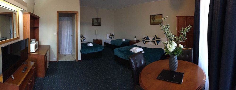 Nowra Motor Inn Family Room (1 Queen, 2 Singles) 2