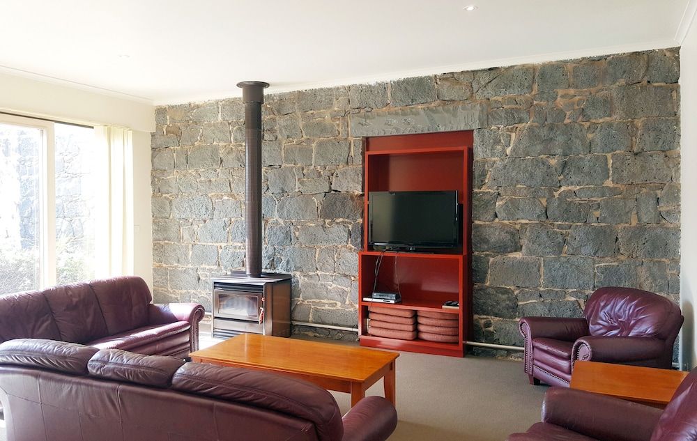 The Victoria Four Bedroom Drill Hall Cottage 5