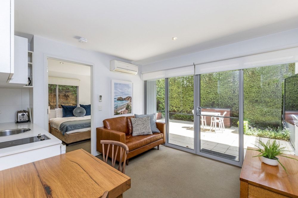 The Victoria One Bedroom Suite 12