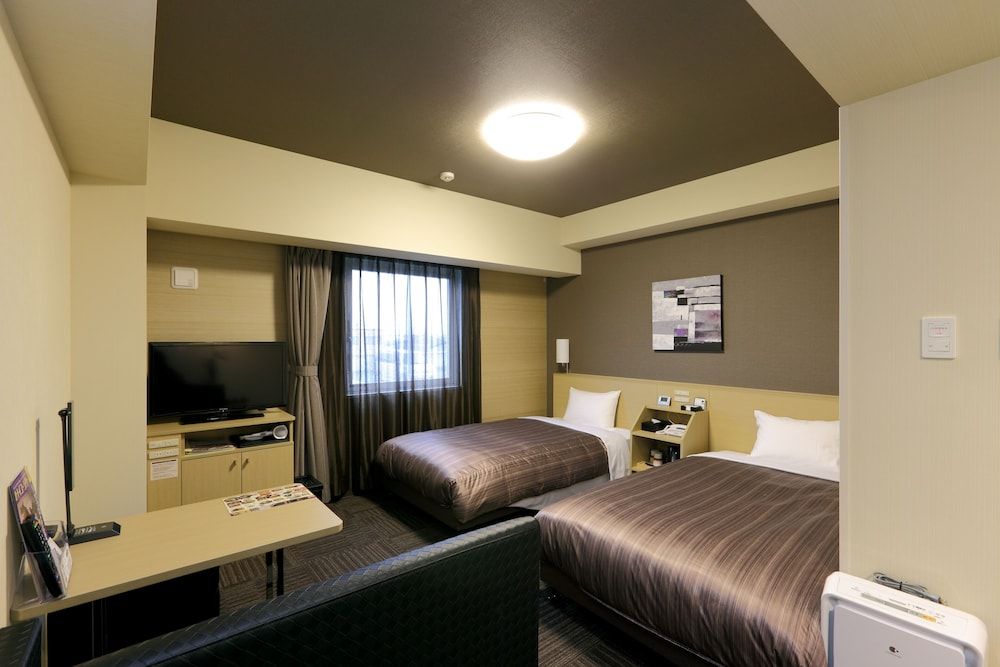 Twin Room, Smoking