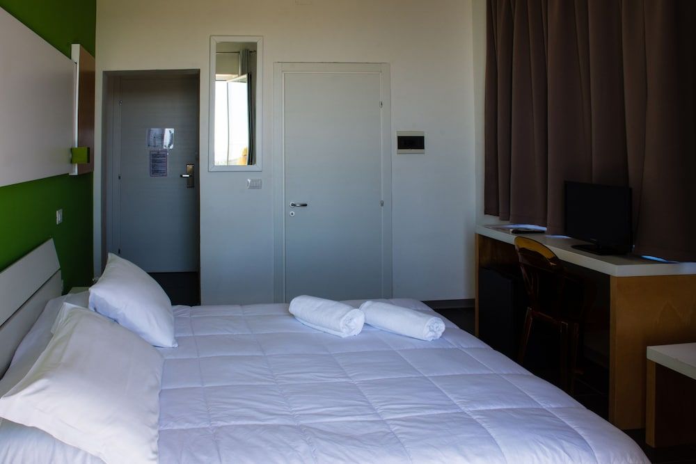 Oasis Park Hotel Standard Double Room 3