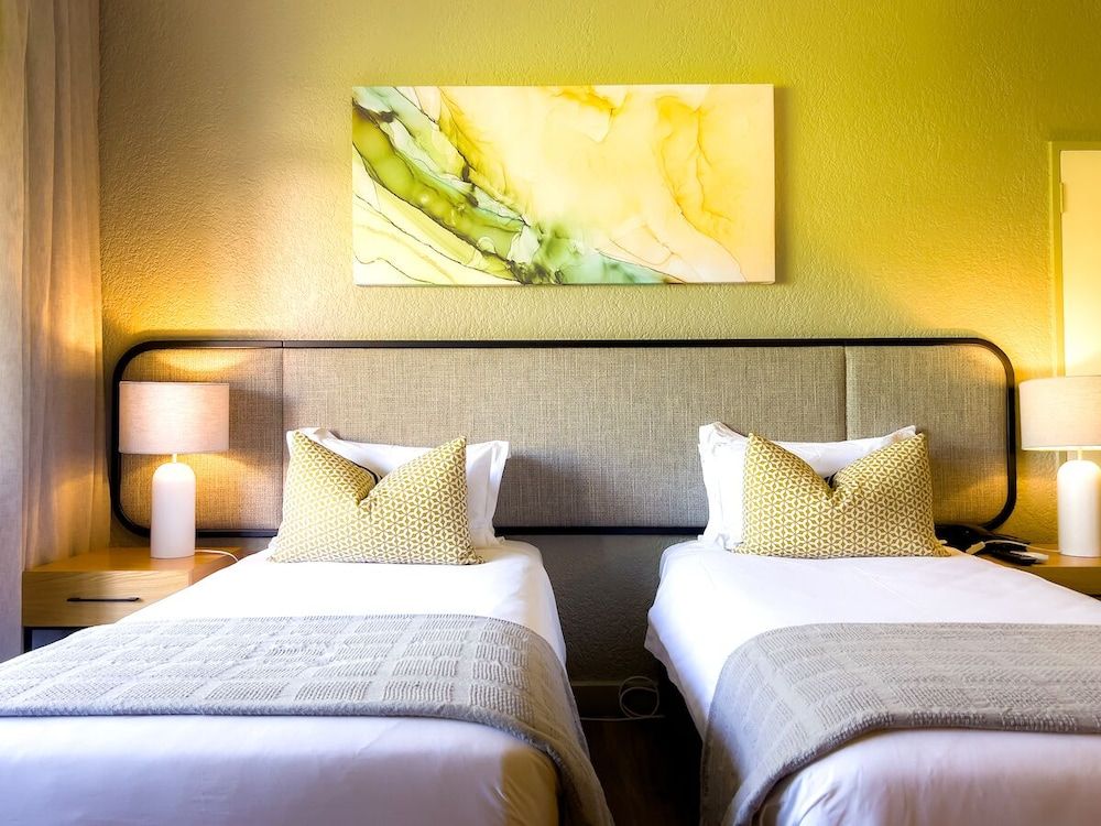 Cresta Lodge - Harare Deluxe Twin Room, 2 Twin Beds, Ensuite, Garden View