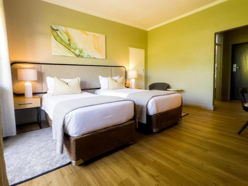 Cresta Lodge - Harare Superior Twin Room, 2 Twin Beds, Ensuite, Garden View 5