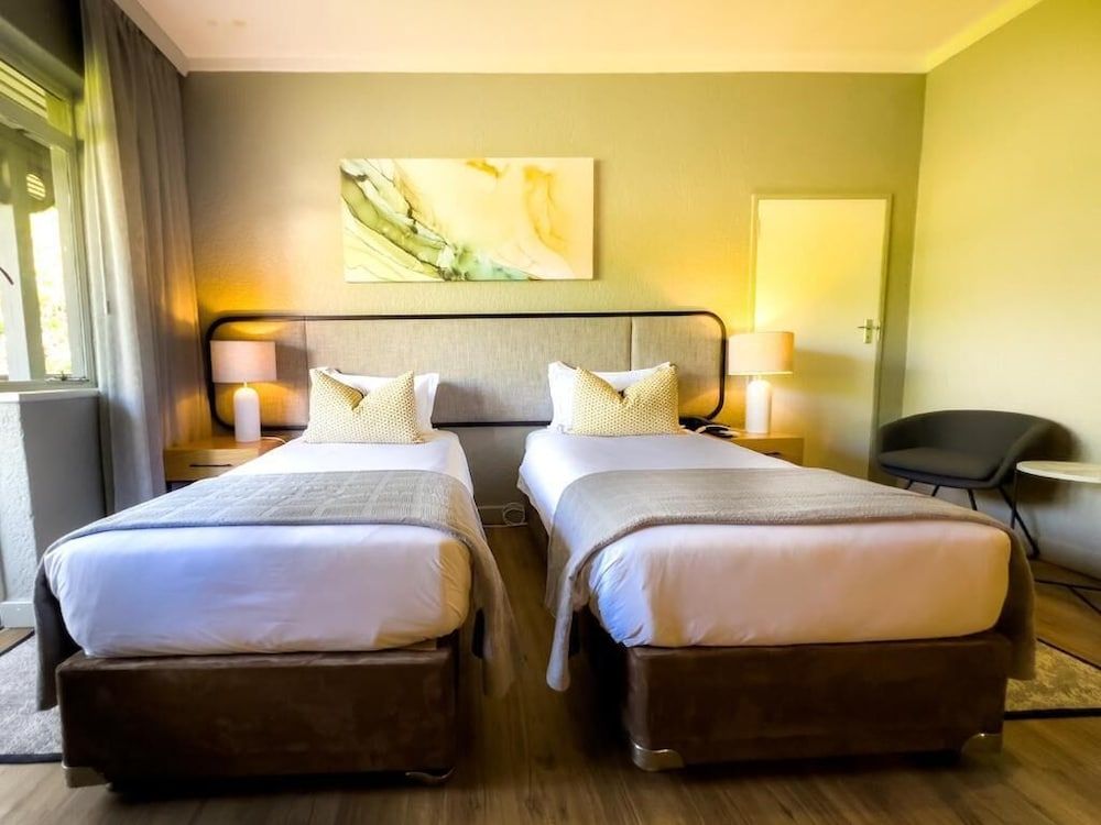 Cresta Lodge - Harare Deluxe Twin Room, 2 Twin Beds, Ensuite, Garden View 4