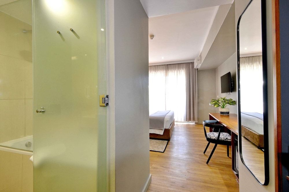 Cresta Lodge - Harare Deluxe Twin Room, 2 Twin Beds, Ensuite, Garden View 7