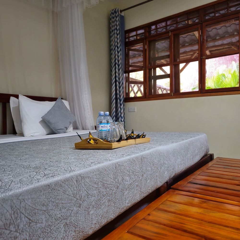 African Roots Entebbe Double or Twin Room, 1 Double or 2 Twin Beds 2