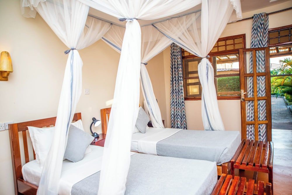 African Roots Entebbe Double or Twin Room, 1 Double or 2 Twin Beds 3