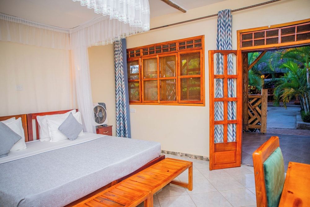 African Roots Entebbe Double or Twin Room, 1 Double or 2 Twin Beds 4