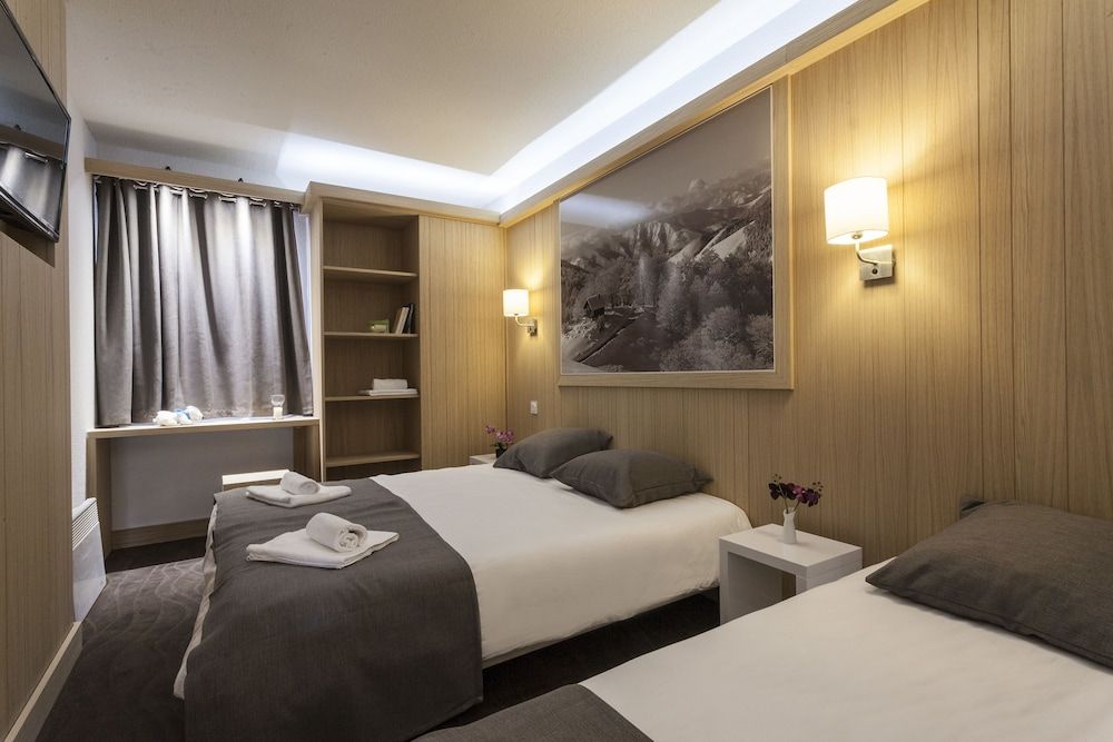 Triple Room with runway view