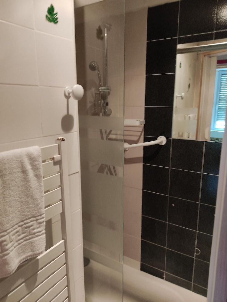 La Maison de Verotte Comfort Suite, Private Bathroom 5