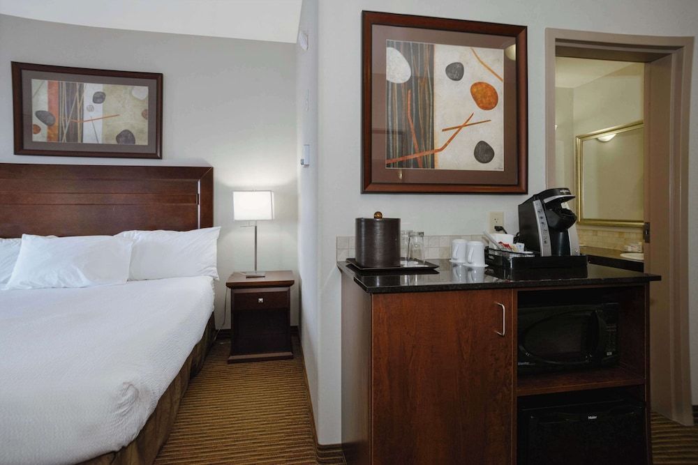 Coast Weyburn Hotel Room, 1 King Bed (Coast) 3