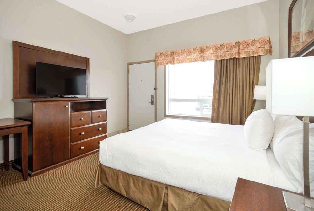 Coast Weyburn Hotel Room, 1 King Bed, Accessible (Coast) 3
