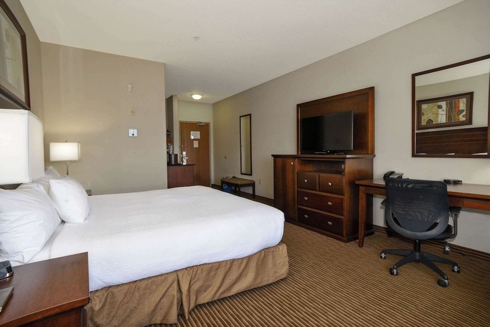 Coast Weyburn Hotel Room, 1 King Bed (Coast) 4
