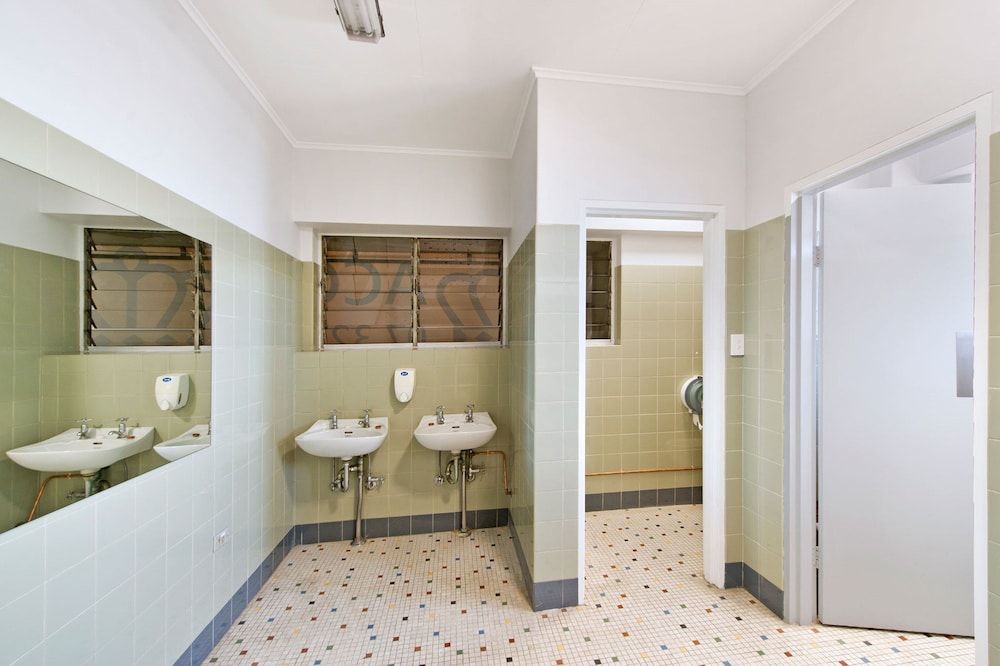 Upper Ross Hotel Economy Double - Shared Facilities 3