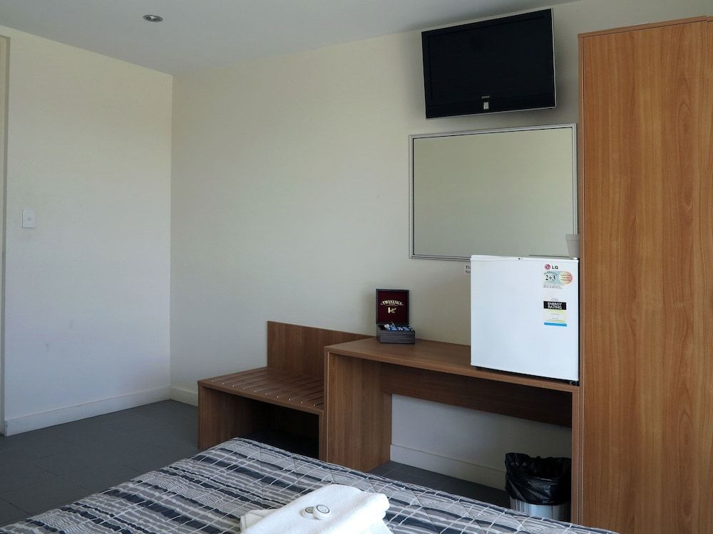 Upper Ross Hotel Economy Double - Shared Facilities 5