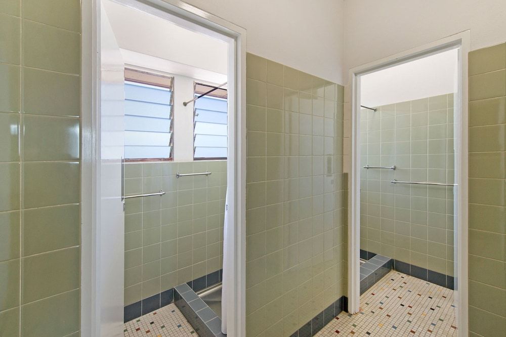 Upper Ross Hotel Economy Double - Shared Facilities 4