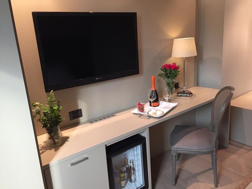 MajesticHouse Conference & Restaurant Comfort Room 4